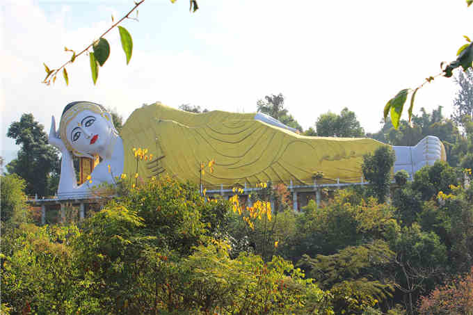 缅甸芒坎寺里漂亮爱美的大卧佛,云南瑞丽的幸福时光