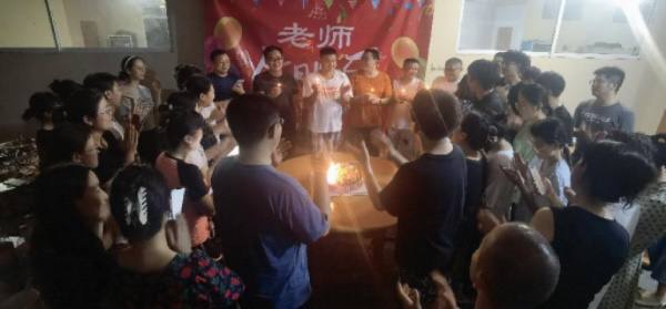 缅甸新世纪国际中文学校为中方教师庆祝集体生日