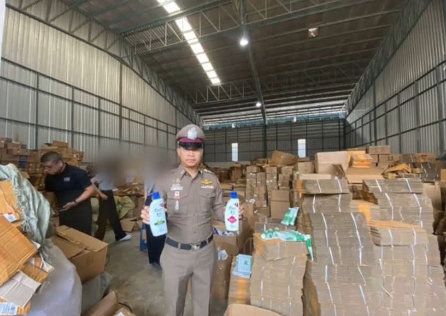 泰国警方查获一缅甸女子仓库 缴获超20万件假冒牙膏洗发水