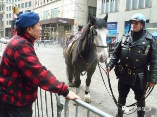 看美国警察是怎么对待占街的人！