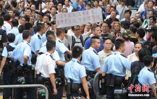 占中 | 香港警方拘旺角“占领区”8人 涉纵火及袭击