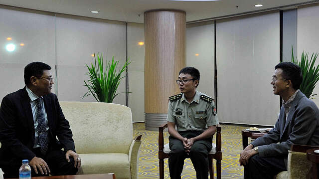 驻缅甸大使杨厚兰迎接缅军总参谋长拉泰温