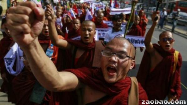 缅甸佛僧抗议后政府撤销罗兴亚人投票权