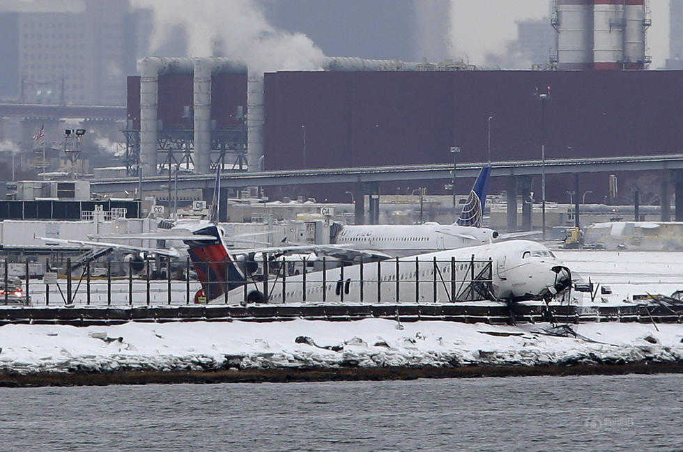 美国一架客机雪中迫降冲出跑道 险冲入海湾(图)