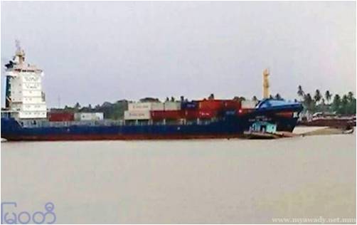 新加坡一艘集装箱货轮与一艘驳船在仰光河中相撞 （旭光）
