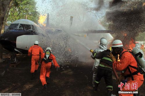 缅甸纪念第69个消防队节 演习扑灭起火飞机