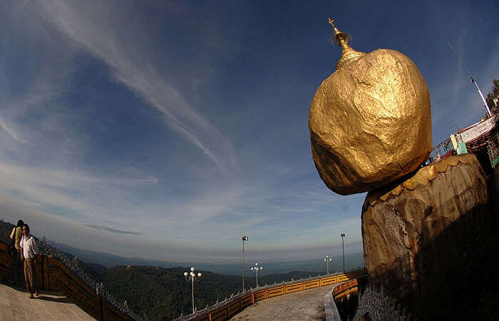 探秘缅甸大金石:抵抗重力悬挂峭壁数百年