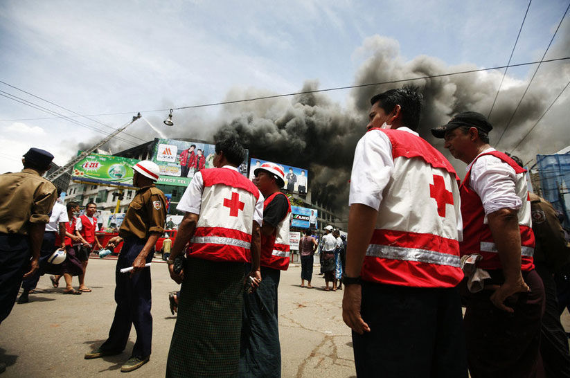 ​缅甸仰光一商场突发火灾 灭火3小时仍未熄