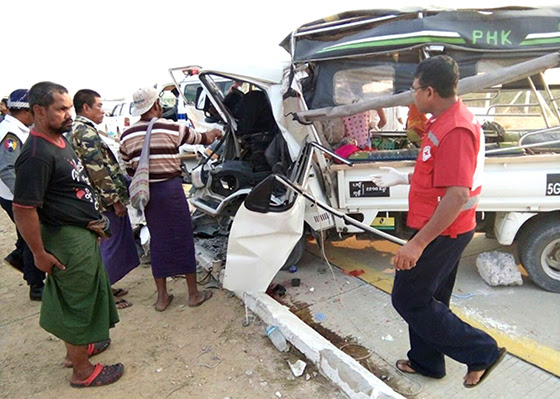 原创：缅甸高速公路发生严重车祸造成九死十六伤