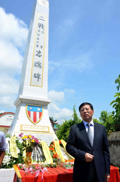 驻缅甸大使洪亮率使领馆代表和华人华侨祭扫密支那远征军忠魂碑