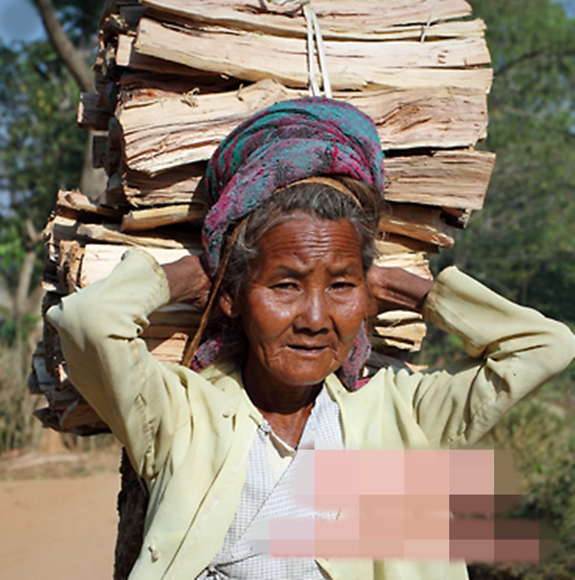 在缅甸，90岁以上的老人可以拿到政府补助金了！