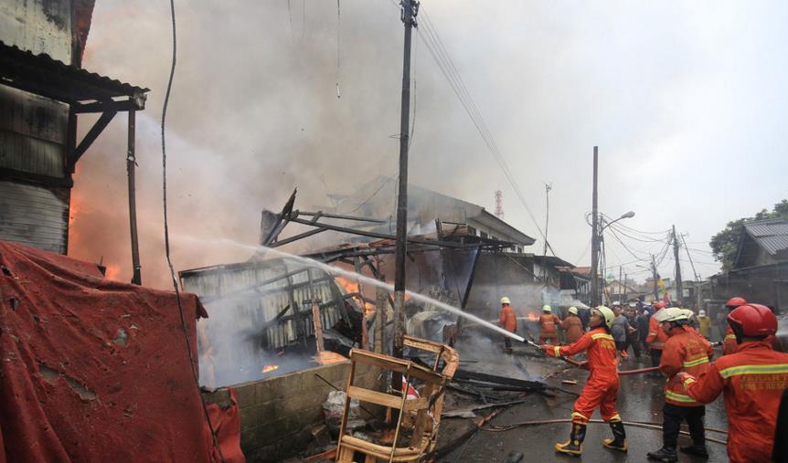 印尼贫民窟发生大火 数百户住宅被大火吞噬(高清组图)