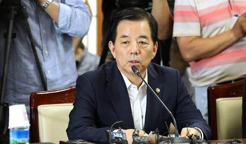韩国防长访问萨德部署地并道歉 遭民众泼水抗议