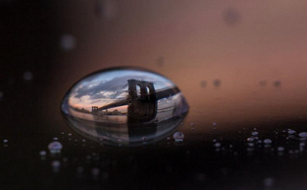 摄影师微距拍摄“水滴中的城市”