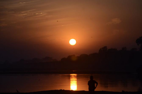 巴基斯坦：拉维河上空现醉人夕阳 暮色下剪影美如画