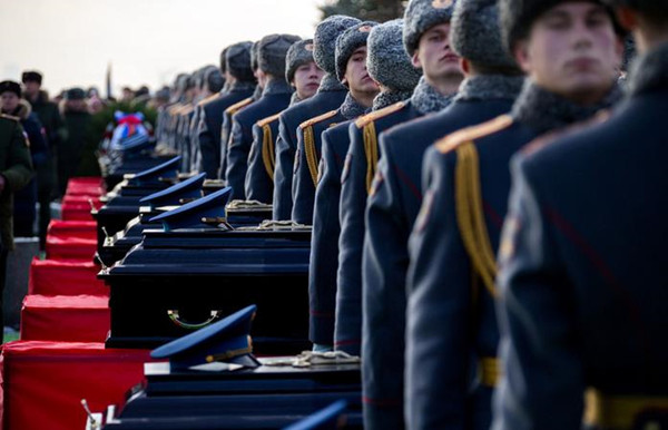 俄罗斯为图-154坠机遇难者举行葬礼