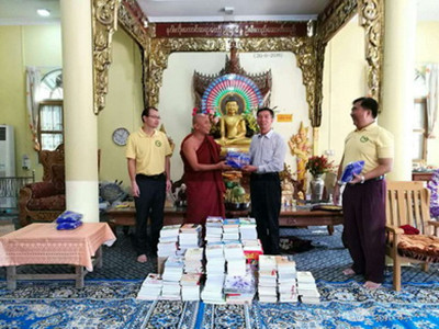 王宗颖总领事向九龙寺寺庙学校捐赠儿童读物