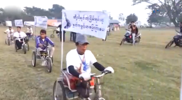 一群残疾人坐着轮椅穿越大半个缅甸，只为了所有缅甸人共同的梦想