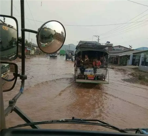 腊戌突降暴雨 部分路段被淹