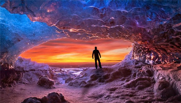 摄影师捕捉冰岛冰洞美景 冷暖色交映演绎“冰与火之歌”