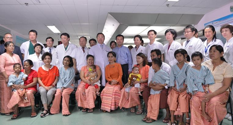 国务资政昂山素季看望首批赴北京接受免费手术的缅甸先天性心脏病患儿