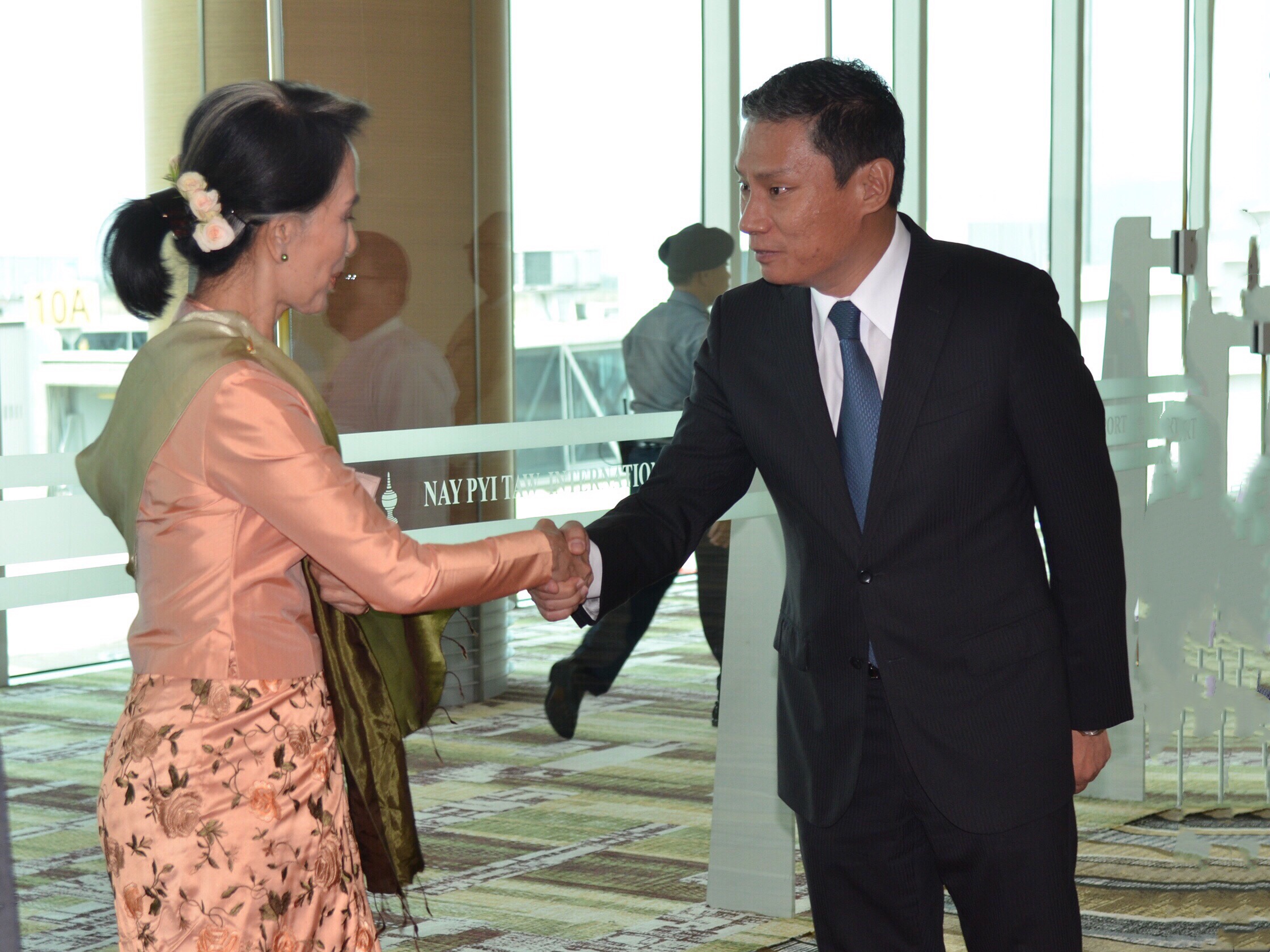 中国驻缅甸使馆代办陈辰迎接缅甸国务资政昂山素季