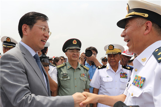 洪亮大使出席中国海军远航访问编队甲板招待会