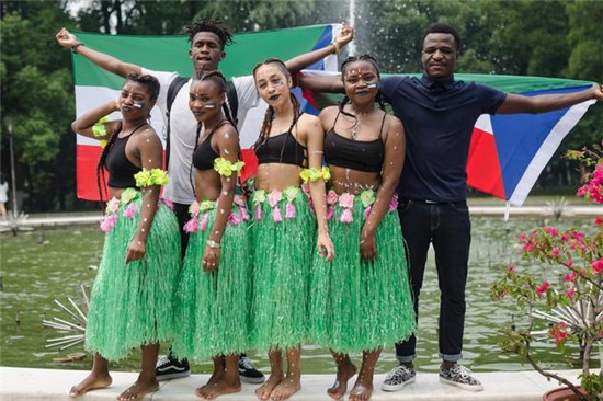 58国留学生国际文化节上大PK 缅甸姑娘跳花伞舞