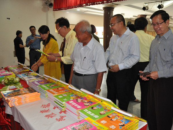 中国华侨公益基金会与云南省侨联向缅甸福庆学校捐赠图书
