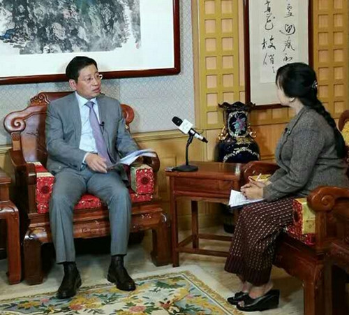 洪亮大使接受缅甸官方媒体联合采访