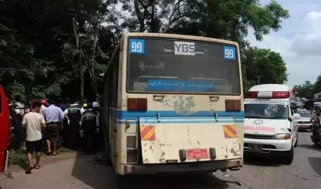 缅甸仰光发生特大公交事故 造成多人伤亡