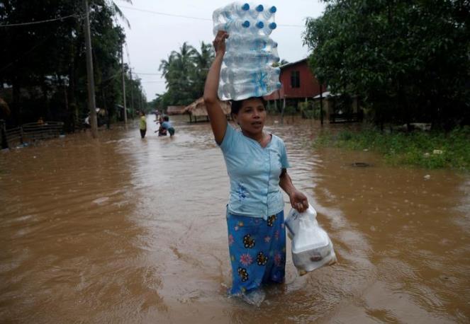 暴雨成灾 近12万人疏散