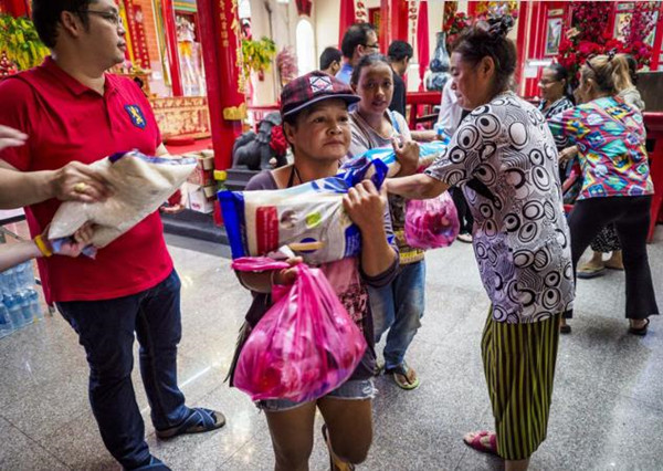中国寺庙曼谷赠送食物 1000人领取油和大米