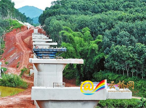 老挝官员称赞中老铁路项目建设
