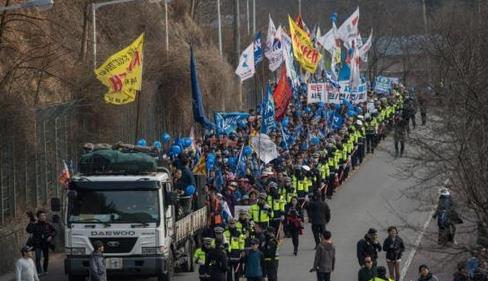 韩国民众抗议萨德部署：反对的声音只会更强烈