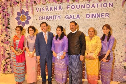 中国驻缅甸大使洪亮夫妇出席维萨卡基金会慈善晚会