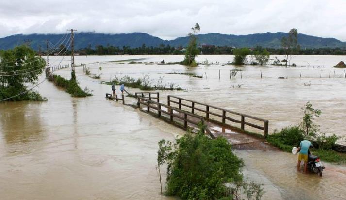 越南连日暴雨 至少54人丧生