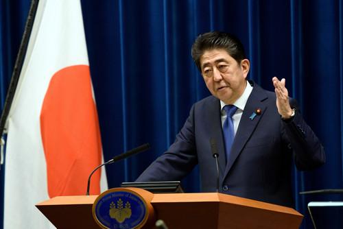 安倍晋三向靖国神社供奉祭品