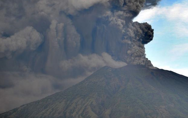 巴厘岛火山喷发致机场关闭 有中国公民滞留