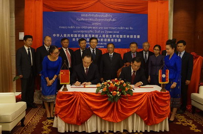 驻老挝大使王文天出席中老两国农业领域合作谅解备忘录签字仪式