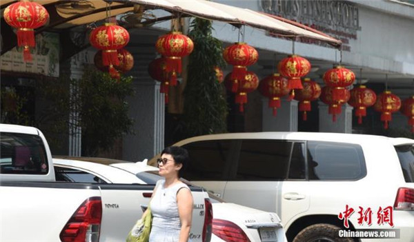 中国“小年” 柬埔寨街头挂起大红灯笼