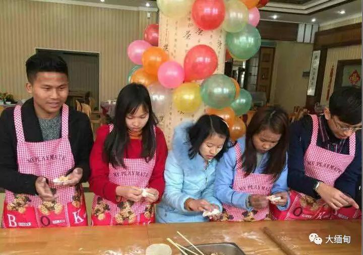 包饺子过小年 缅甸留学生在武汉体验中国传统节日