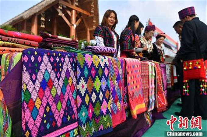中缅两国景颇族民众比赛传统织锦技艺
