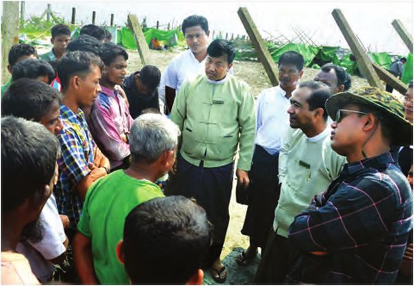 茂都专区区长前往会见孟加拉族裔难民