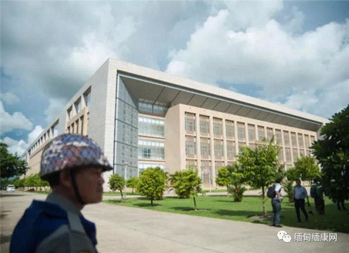 政府寻求国外贷款时 文件准备不足 致使决策困难