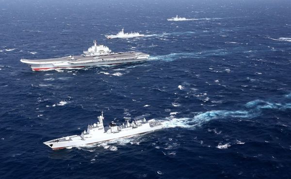 “辽宁舰”航母编队穿越台湾海峡，美国到底在怕什么？