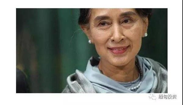 昂山素季为积极参与5月腾宾火灾灭火的消防员和居民颁发荣誉证书