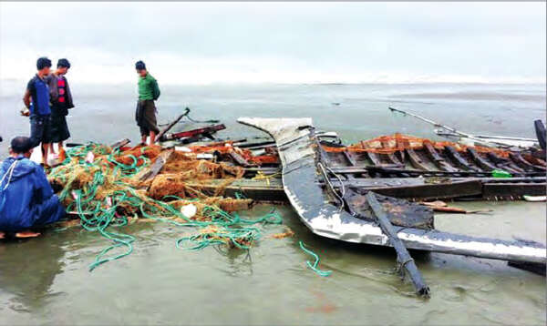 若开海边的难民船