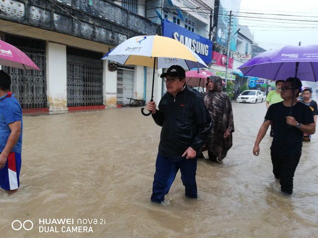 滂沱大雨淹没缅甸第三大城市毛淡棉市区 有媒体称“老百姓盼望已久的领导干部出现”