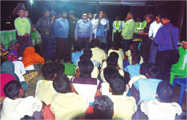 缅甸官方负责人接见来自孟加拉国的遇难船民